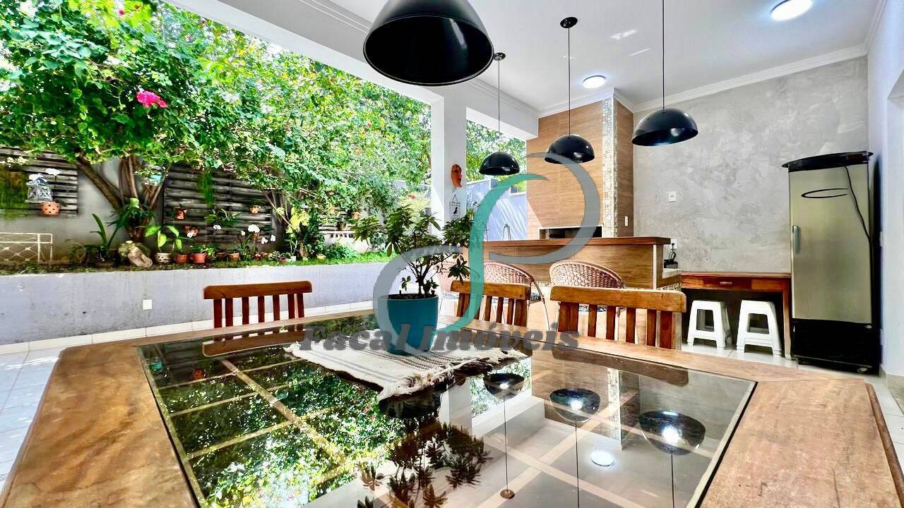 Casa, 3 quartos, 222 m² - Foto 1